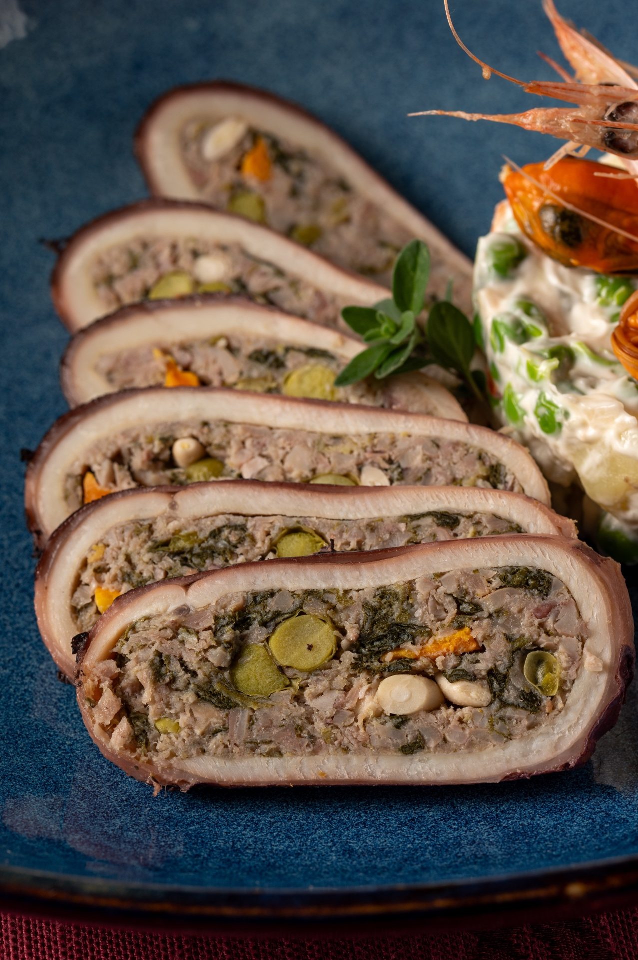 Cima ligure con insalata russa e gamberi